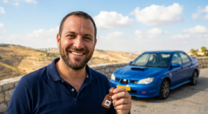 בעלים גאה ליד סובארו אימפרזה GT בכבישי כל הארץ, מדגים את סיפורה של המכונית.