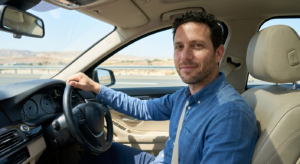 נהג רגוע ברכבו לאחר שהבין מהי טכנולוגיית V2X ברכב וקיבל שירותי דרך מהירים בכל הארץ.