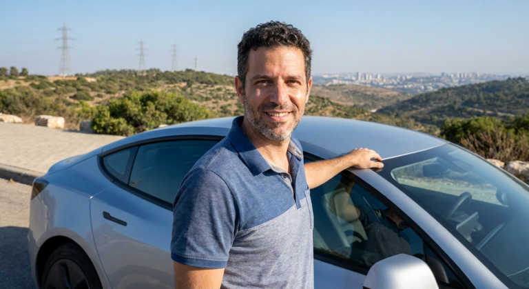 נהג רגוע ליד רכב חשמלי לאחר שקיבל שירות, המדגים את השפעת חום וקור על סוללה חשמלית ופתרונות בפריסה ארצית.