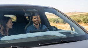 משפחה ברכב פנאי חשמלי מומלץ נוסעת בראש שקט בזכות שירותי דרך בכל הארץ.
