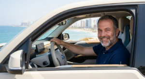 נהג ברכב מודרני מבין את השפעת 5G על תעשיית הרכב וסומך על שירותי דרך בכל הארץ.