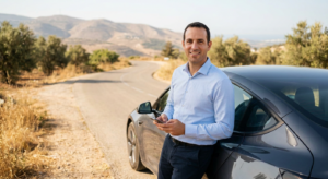 נהג רגוע לצד רכב המשלב סיבי פחמן לאחר שקיבל שירותי דרך מקצועיים בכל הארץ.