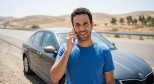 נהג רגוע בצד הדרך לאחר שזיהה תסמינים לבעיות בגיר אוטומטי והזמין שירותי דרך של נתי בכל הארץ.