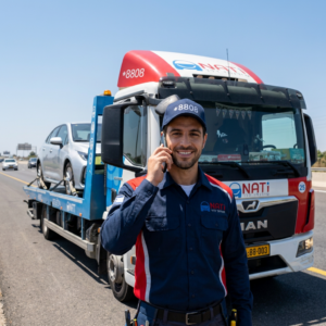 נהג מרוצה לצד רכבו הנגרר המדגים את ההבדל בין גרירה לתאונה לתקלה בכל הארץ.