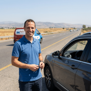 נהג רגוע לאחר החלפת גלגל דרך ביטוח איילון על ידי נתי שירותי דרך בכל הארץ.