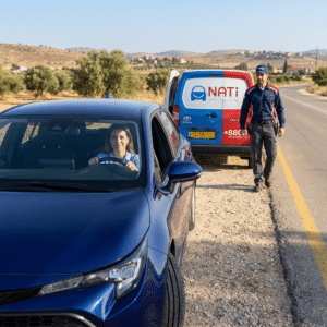 אישה רגועה ברכבה לאחר קבלת שירותי דרך מנורה לפנצ'ר בגלגל בכל הארץ
